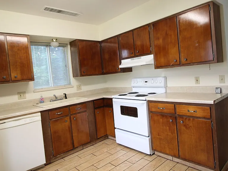 220 Clover Ln — Photo 2