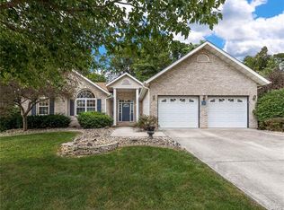 7 Hickory Dr, Maryville, IL 62062