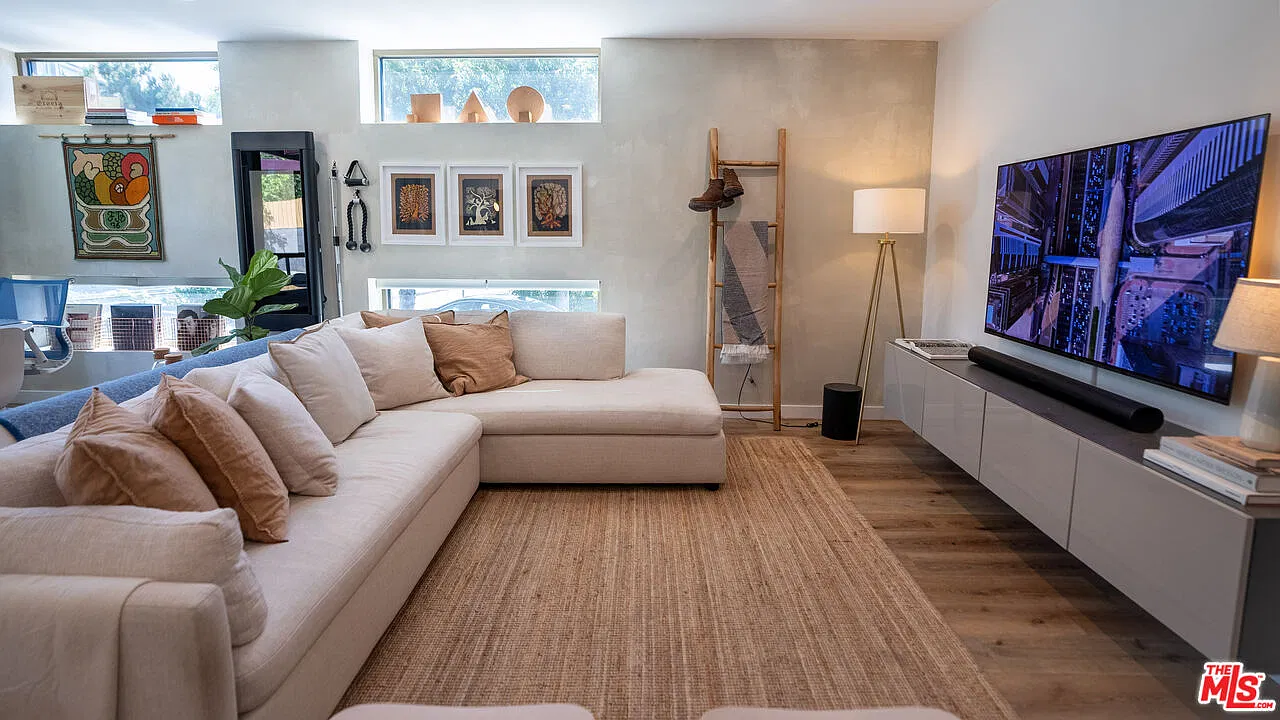 2 bed, 2.0 bath, 1100 sqft, $4,695 — Photo 3