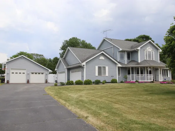 1750 Crown Dr, Oshkosh, WI 54904