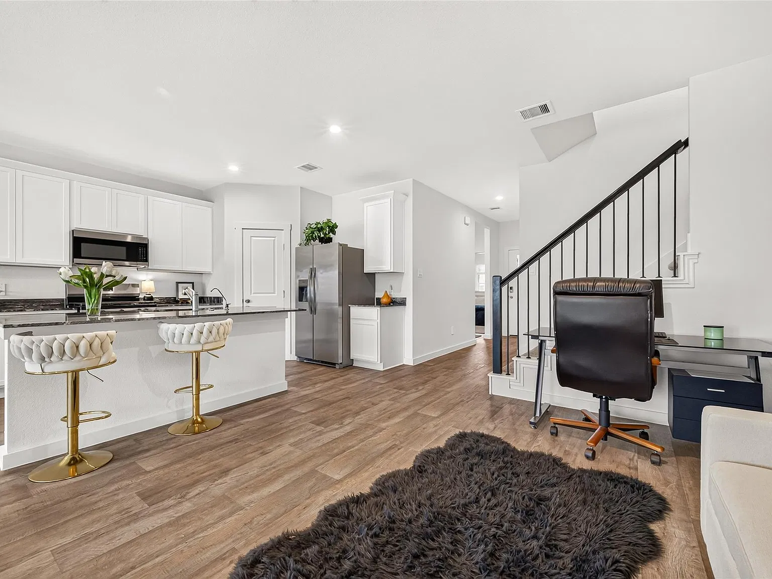 4 bed, 3.0 bath, 2372 sqft, $2,450 — Photo 2
