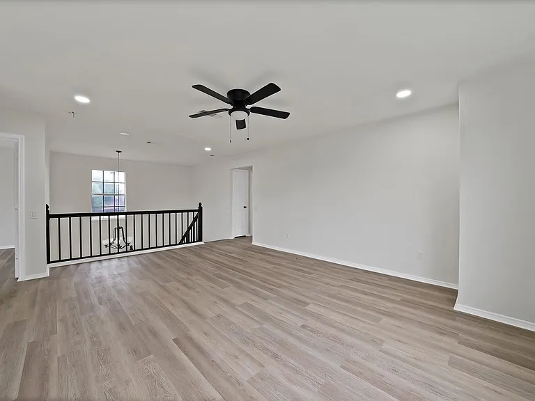 7548 Meadow Creek Dr — Photo 20