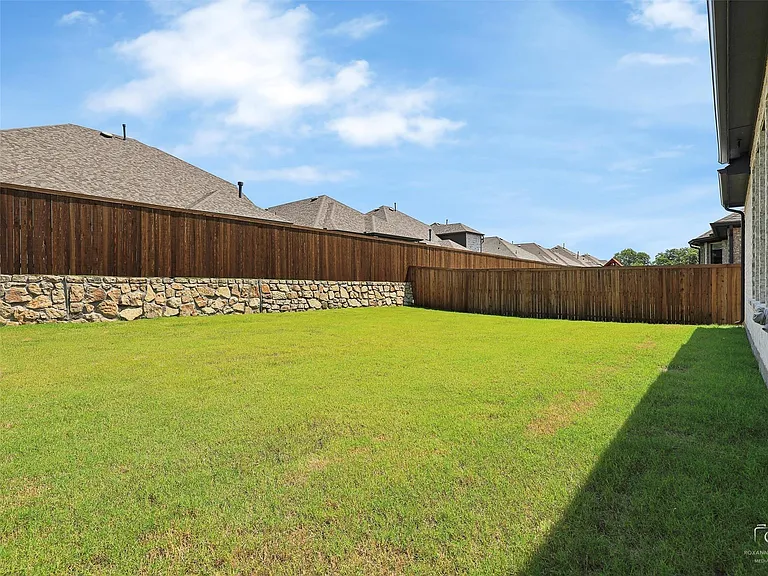 3011 Hobbs Ln — Photo 14