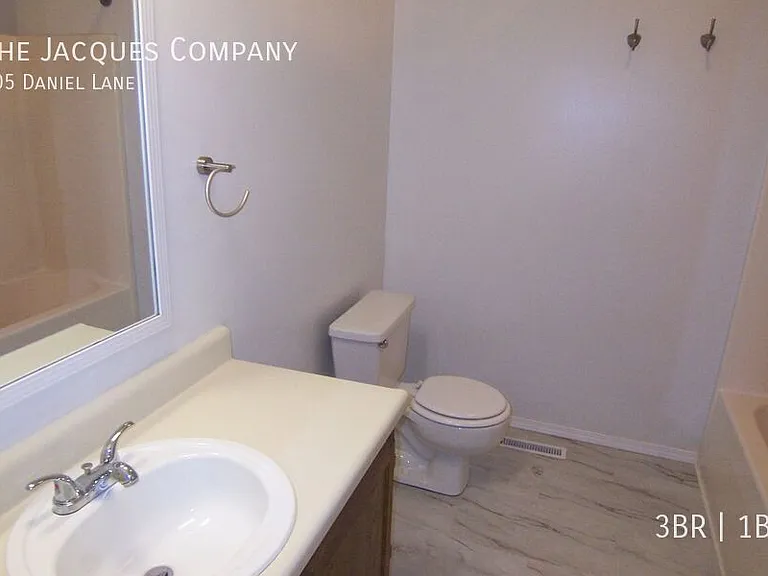 605 Daniel Ln — Photo 2