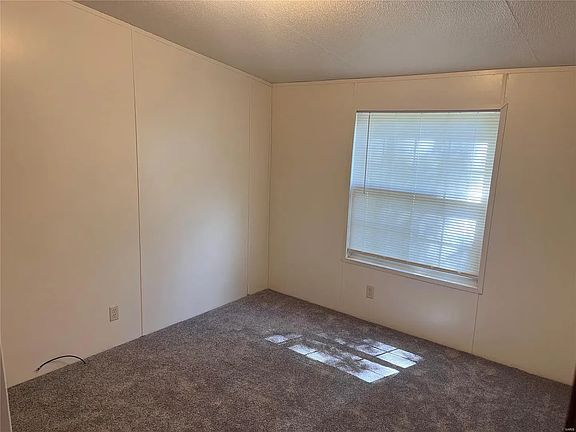 3rd image of 654 Lakeview Ct