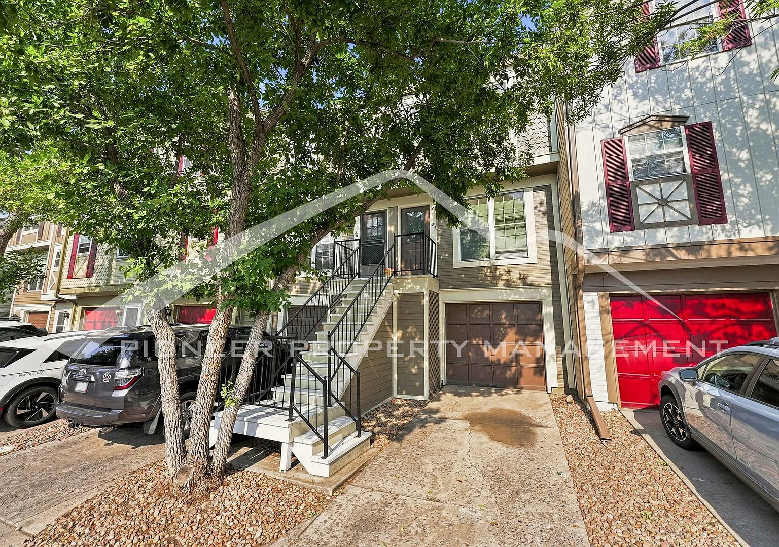 Spacious Townhouse with Central AC and Washer/Dryer — Photo 1