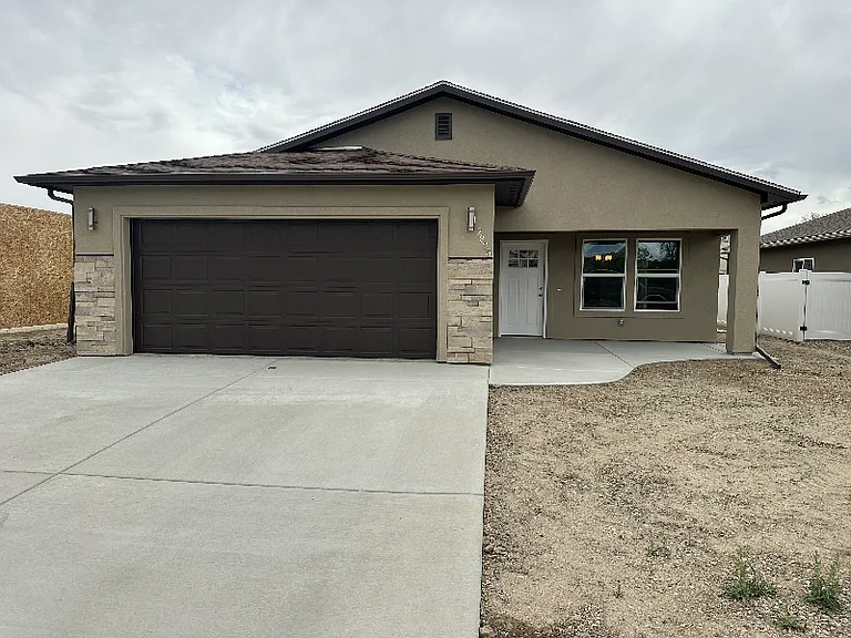 2885 Presley Ave — Photo 1
