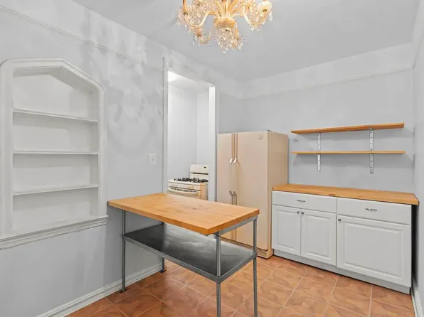 300 Ocean Parkway image 3 of 16