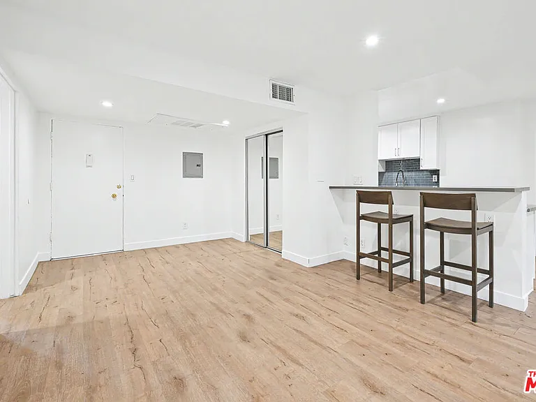 136 S Palm Dr #103 — Photo 7