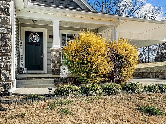 2nd image of 122 Meadow Stone Ln