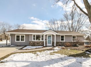 711 Brewster Ln, Schaumburg, IL 60193