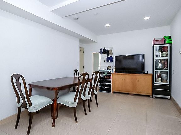 4th image of 2536 E 1st St APT 102