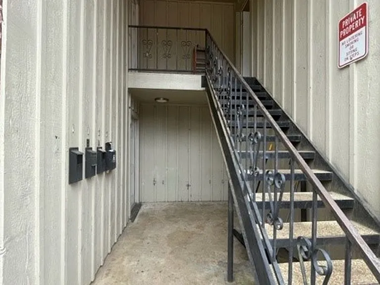 307 Canada St — Photo 2