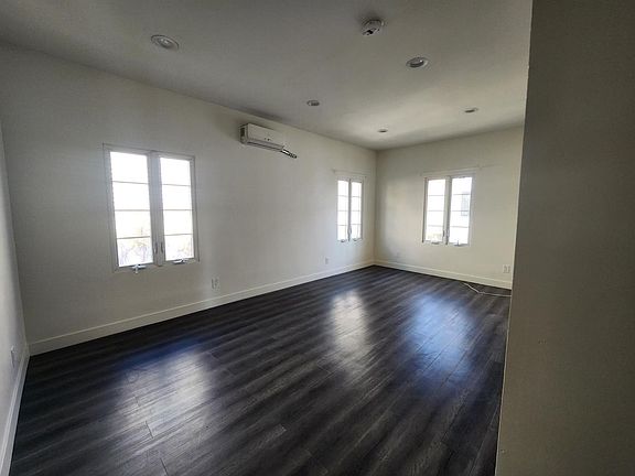 4th image of 921 N West Knoll Dr #1X1-2475