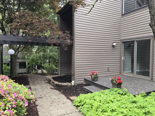 695 Tall Oaks Dr, Newark, OH 43055