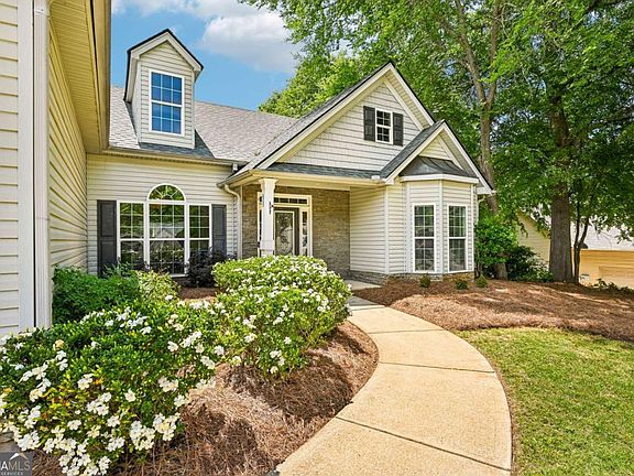3rd image of 399 Laurel Oaks Ln