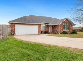 1914 E Ridgewood Dr, Springfield, MO 65804