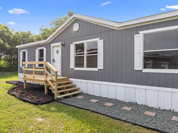 429 Country Living Dr, Newark, TX 76071