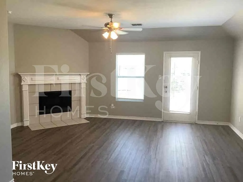 3 bed, 2.0 bath, 2009 sqft, $2,250 — Photo 2