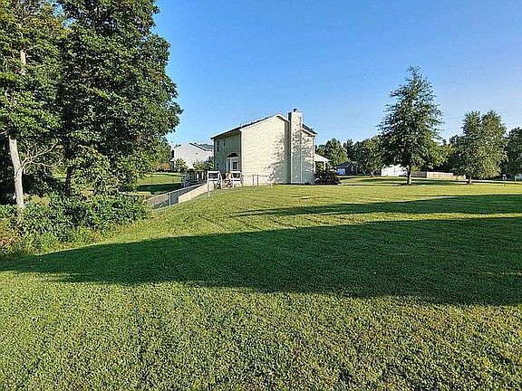 4th image of 535 Arlington Dr