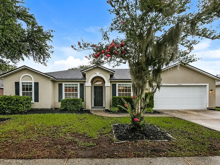 1266 Summit Oaks Dr E — Photo 1