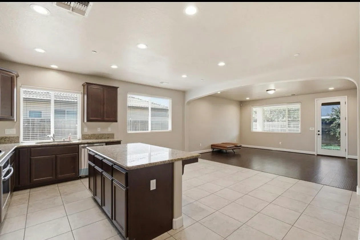 4 bed, 1855 sqft, $2,500 — Photo 3