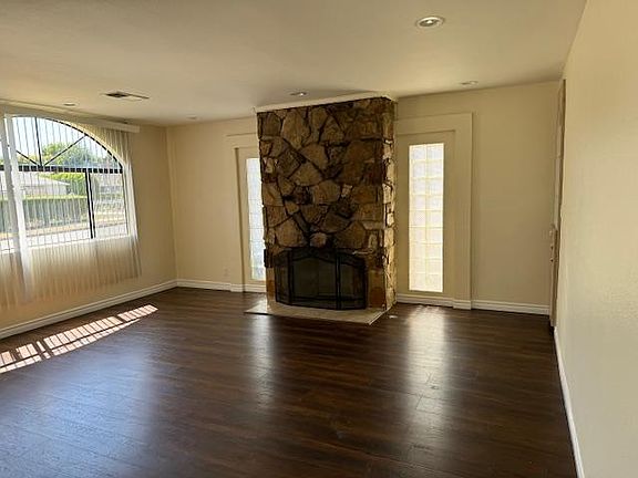 2nd image of 4929 Zelzah Ave