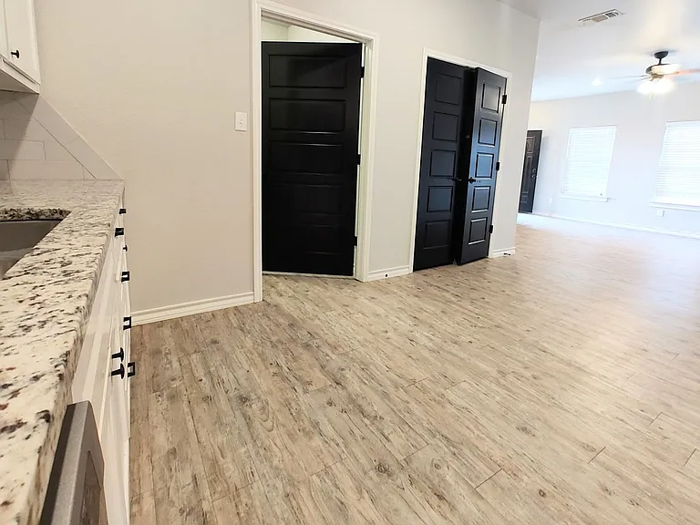 2215 Quitman Ave — Photo 3