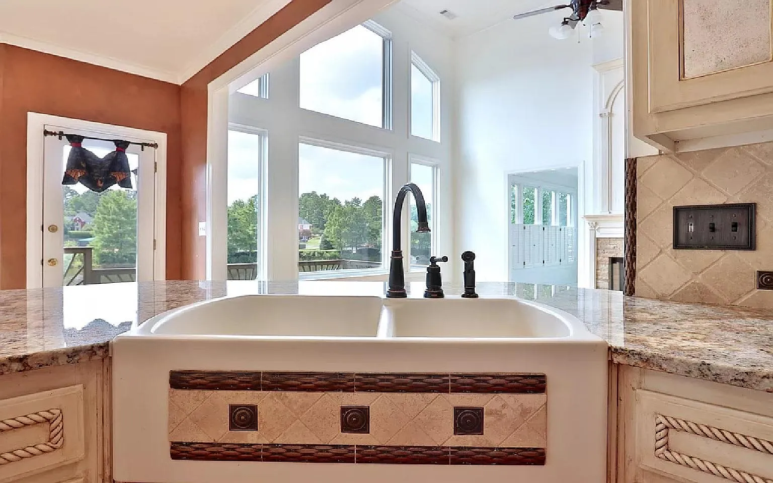 5 bed, 5945 sqft, $7,900 — Photo 3