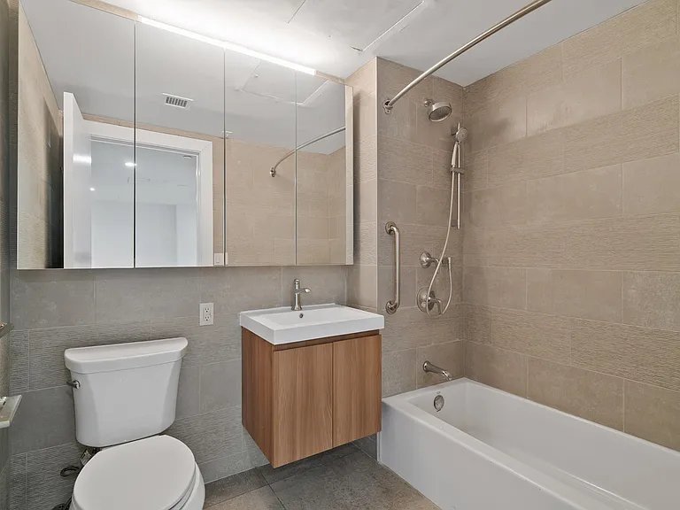 2516 37th Ave #2E — Photo 9