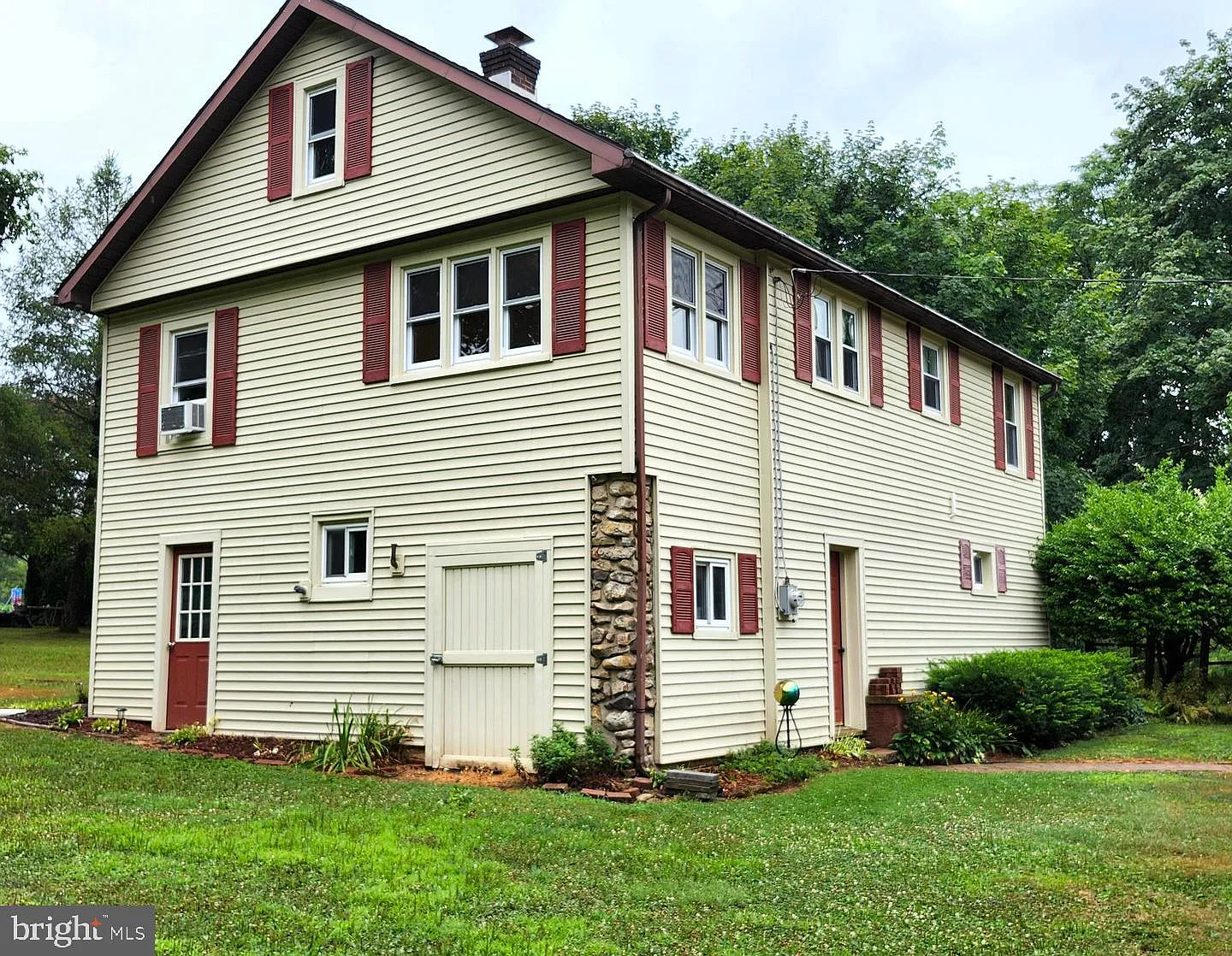 2 bed, 1.0 bath, $1,400 — Photo 2