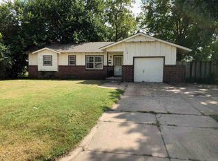 1915 E Glen Oaks Dr, Wichita, KS 67216