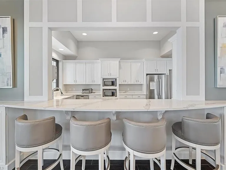 6140 Victory Dr — Photo 44