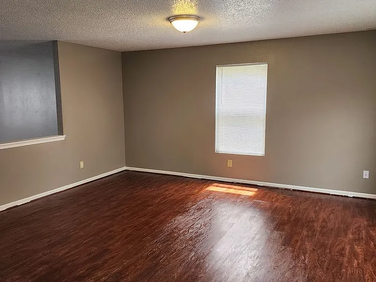 4221 Fletcher Dr — Photo 2