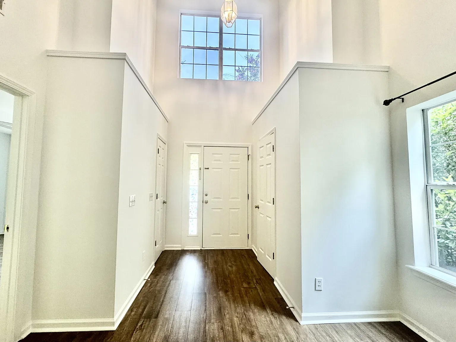 4 bed, 2.5 bath, 1716 sqft, $2,500 — Photo 3