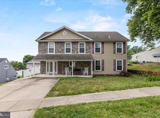 47 Hollyhock Ln, Levittown, PA