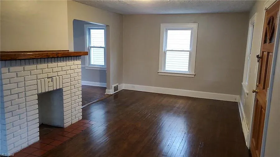 3-Bedroom Single-Family Home with Appliances and Detached Garage in South Euclid — Photo 2