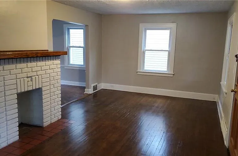 1492 Maplegrove Rd — Photo 2