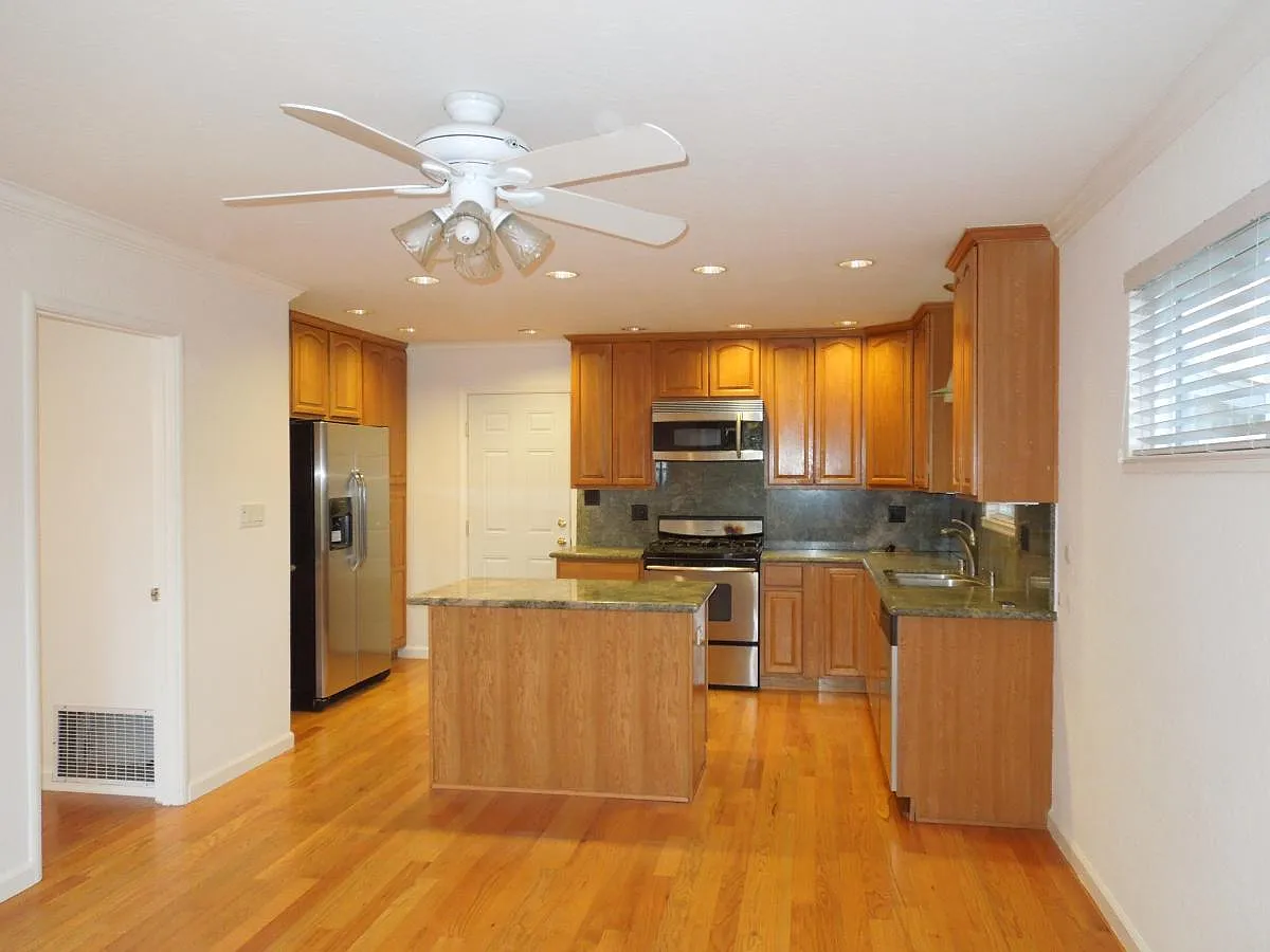 3 bed, 1448 sqft, $3,950 — Photo 2