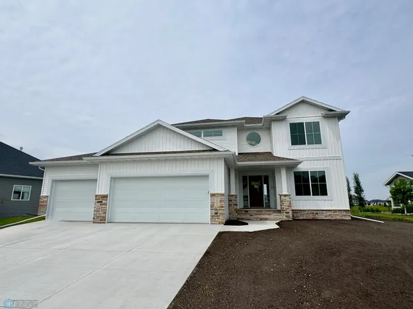 7453 14th St S, Fargo, ND 58104