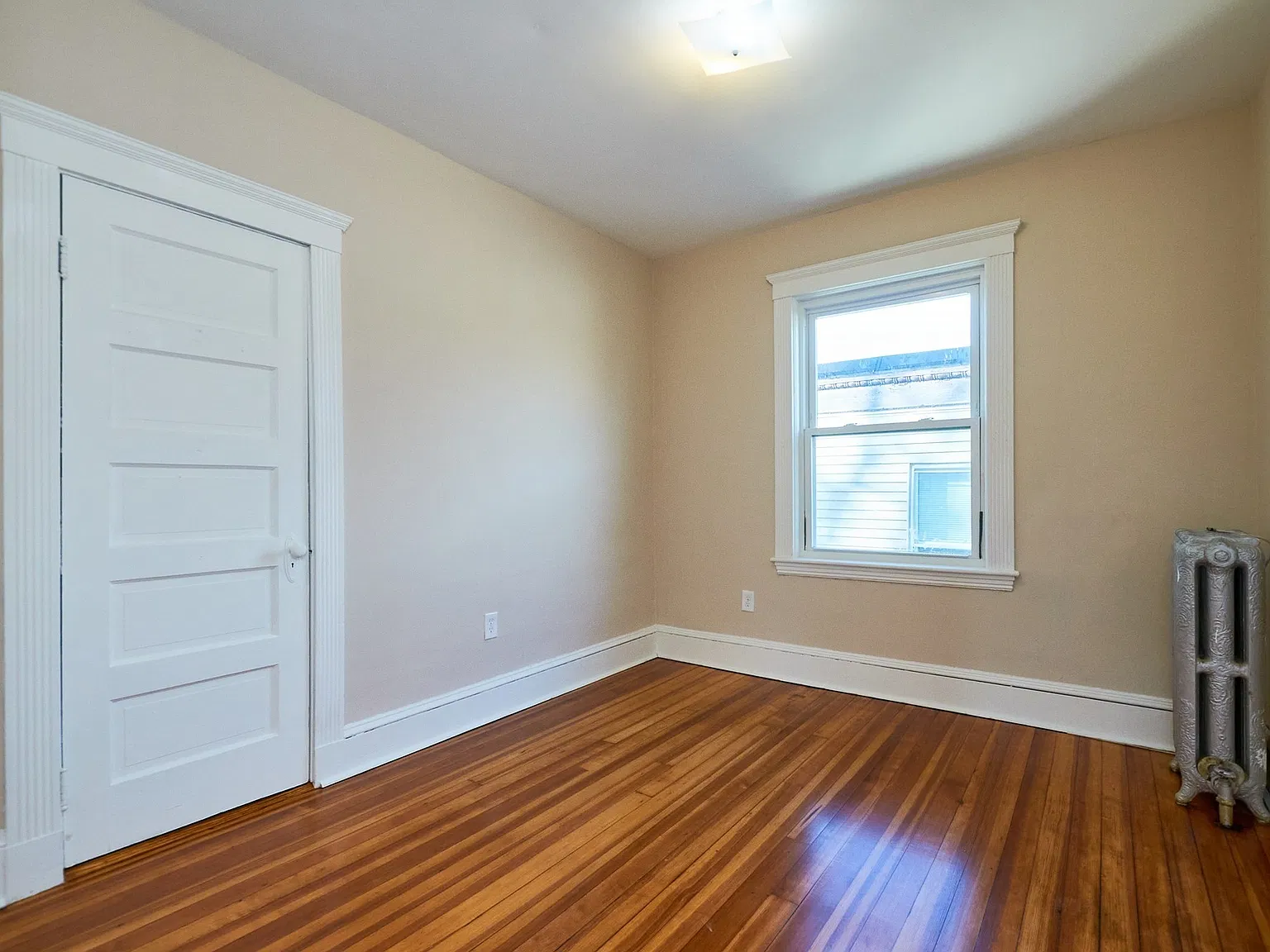 3 bed, 1.0 bath, 1250 sqft, $3,300 — Photo 3