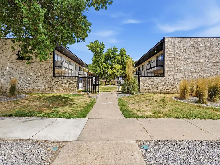 Towne Apartments — Photo 3