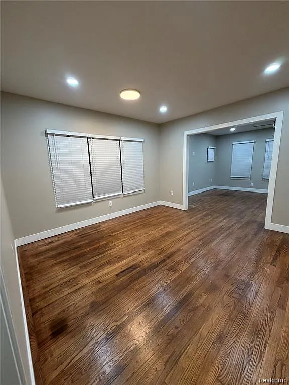 3 bed, 1.0 bath, 2600 sqft, $1,600 — Photo 4