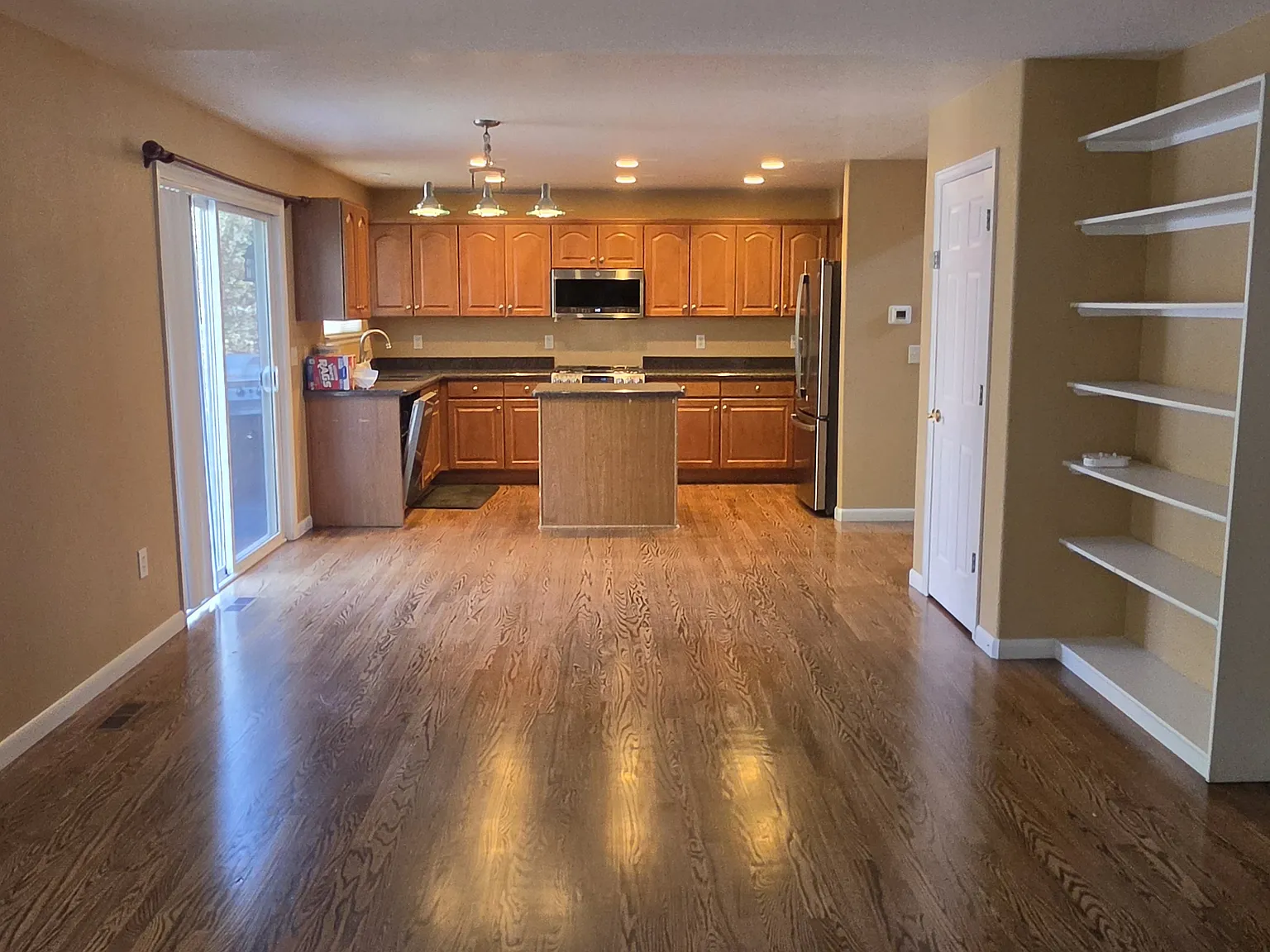 5 bed, 2.5 bath, 2350 sqft, $3,500 — Photo 3