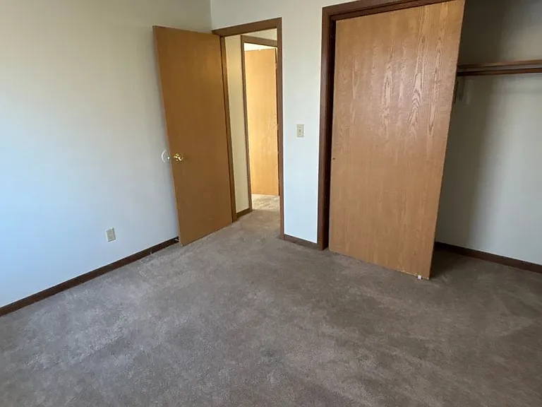 1012 E Burlington St — Photo 12