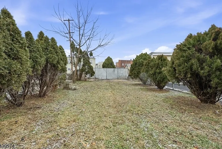 328 John St — Photo 8