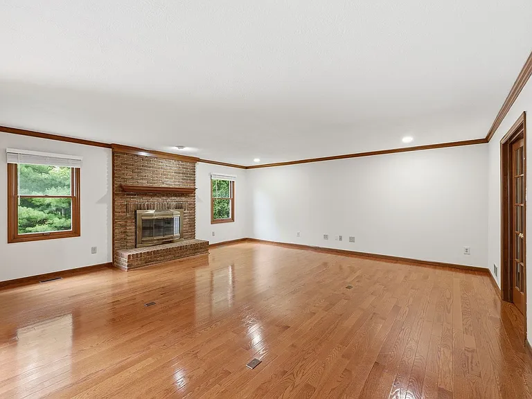 7666 Windwood Dr — Photo 10