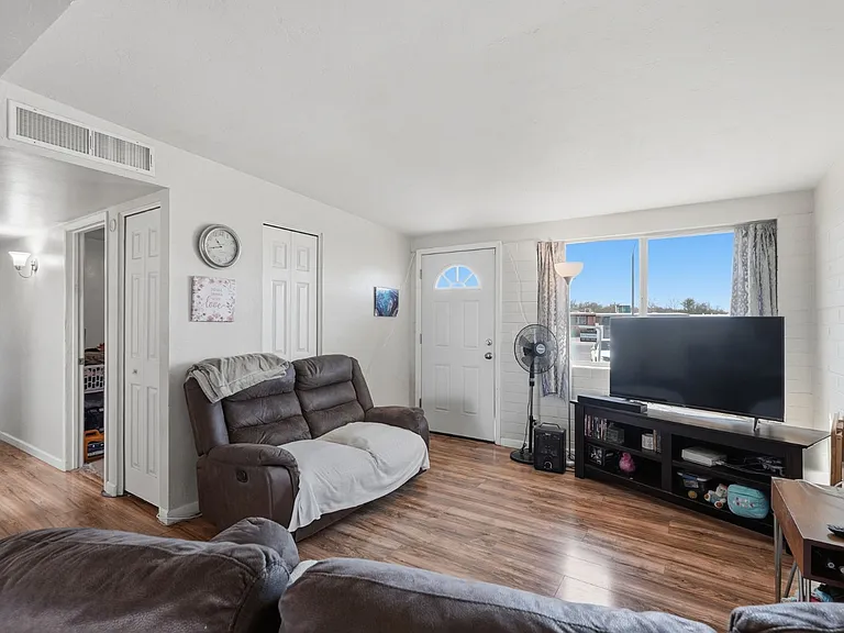 2439 E Parkside Dr — Photo 4