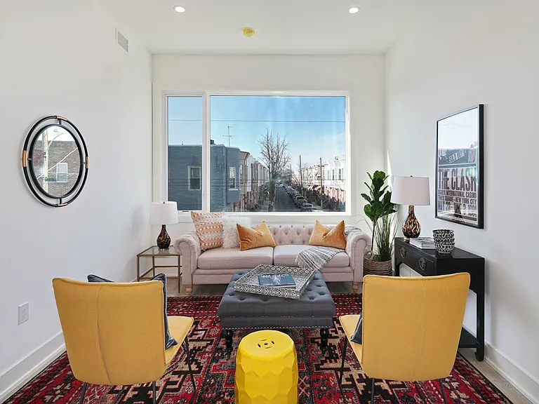 Stunning Apartment on Snyder Ave — Photo 22