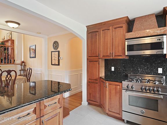4th image of 1710 W Oakton St